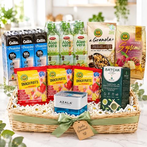 Ancheta Propósito Fit 2027 en cesta con leche de proteína Celta, granolas Cem Porcento, snack puffs de fresa, té matcha Guilis, aloe vera Aleo y jabonera Azala