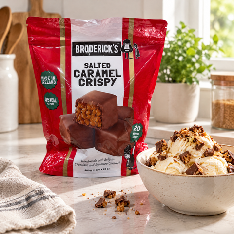 Trozos de caramelo salado Broderick's sobre helado