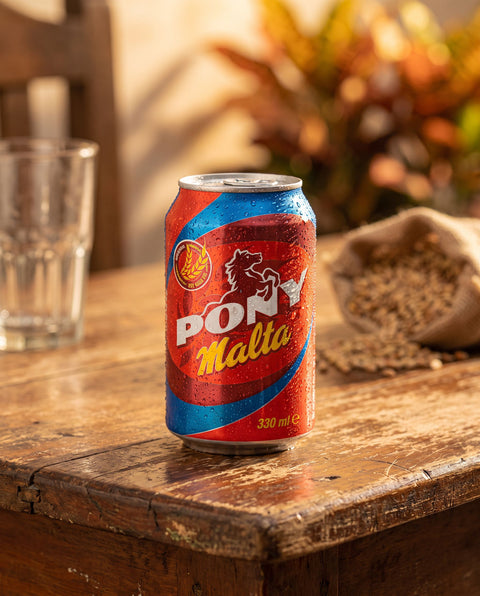 Pony Malta Bavaria bebida de malta sin alcohol fria en mesa rustica