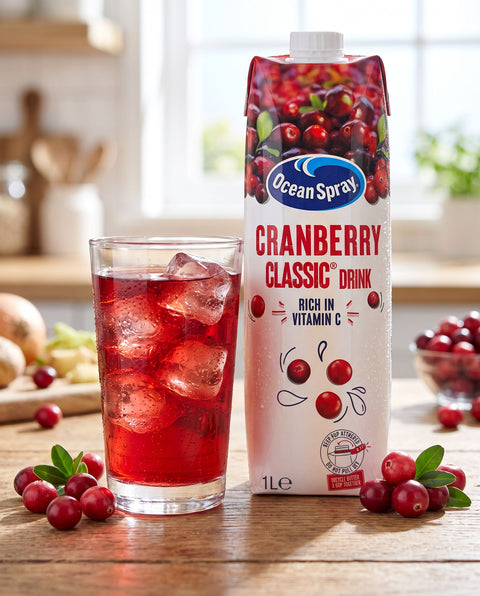 Ocean Spray Cranberry Classic zumo de arandano rojo con vaso y arandanos frescos