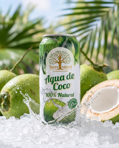 Agua de coco 100% natural Tesoro Natural - lata 500ml sobre hielo con cocos frescos y palmeras