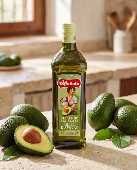 Aceite de aguacate La Espanola 1L virgen extra en cocina mediterranea con aguacates frescos